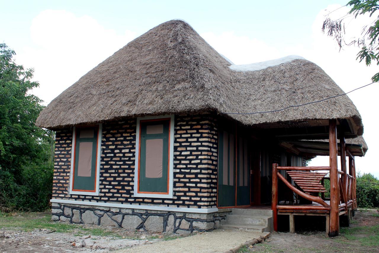 Irungu Forest Safari Lodge Katunguru Buitenkant foto