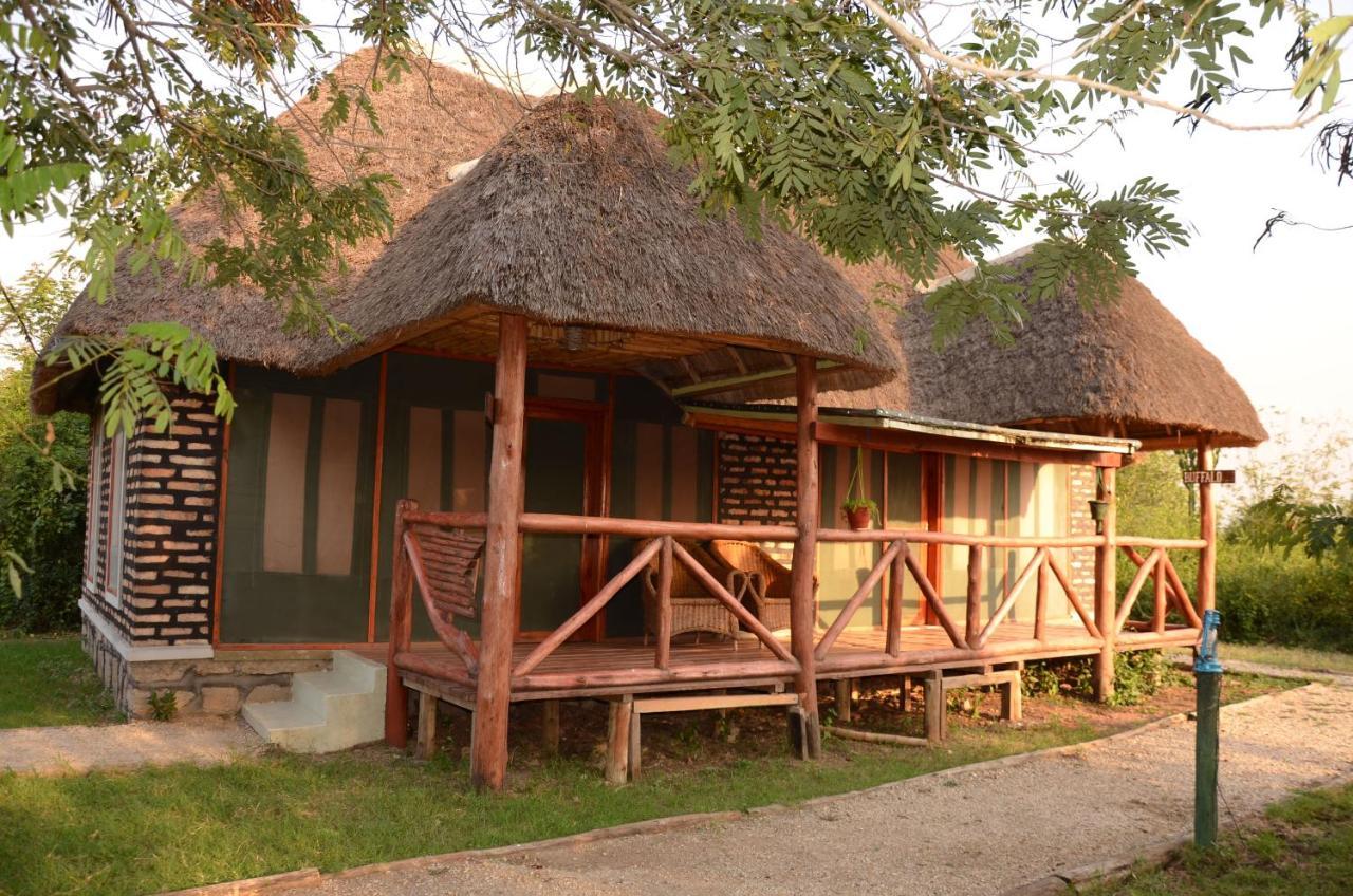 Irungu Forest Safari Lodge Katunguru Buitenkant foto