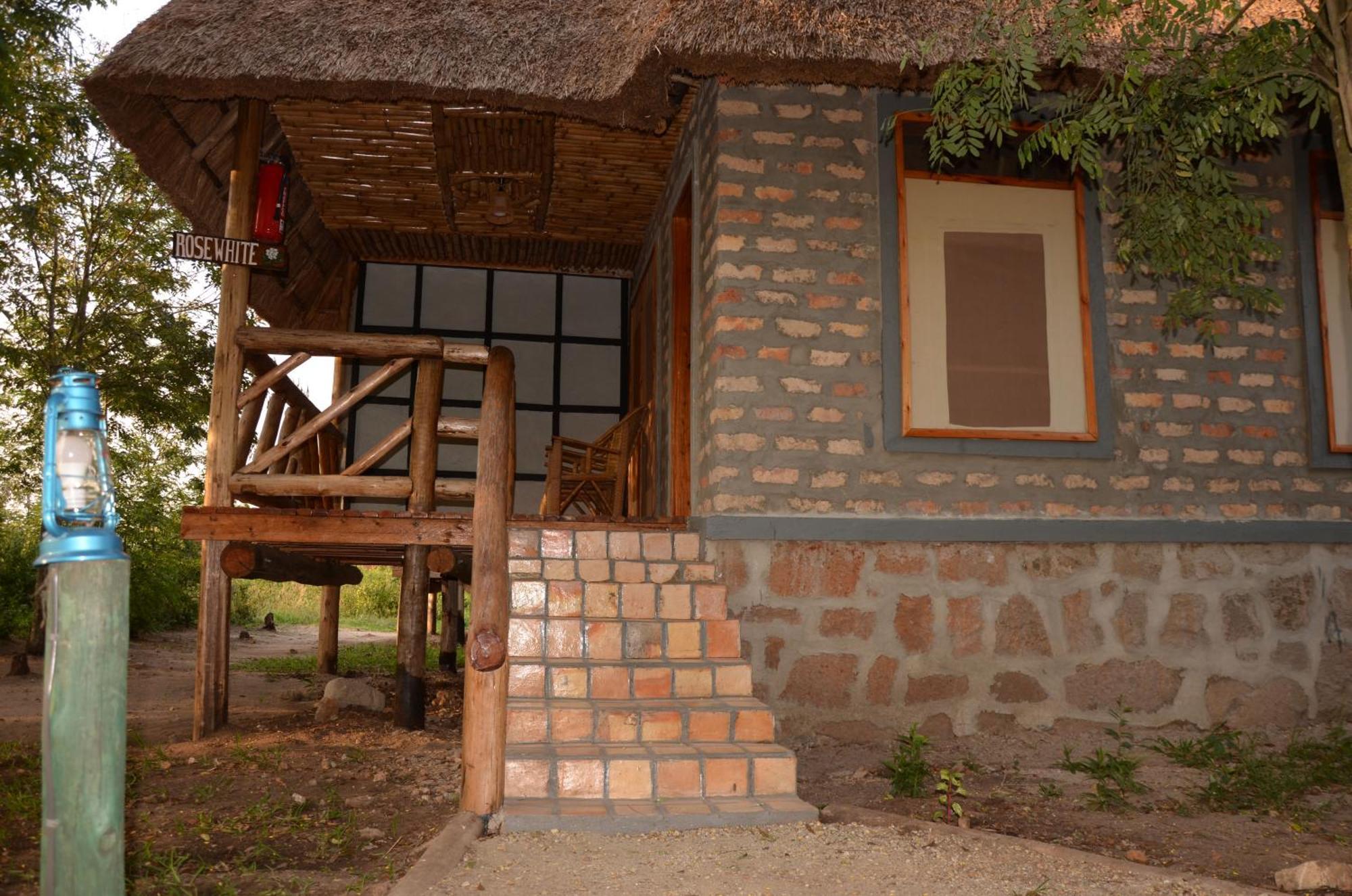 Irungu Forest Safari Lodge Katunguru Buitenkant foto