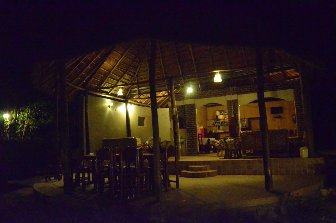 Irungu Forest Safari Lodge Katunguru Buitenkant foto